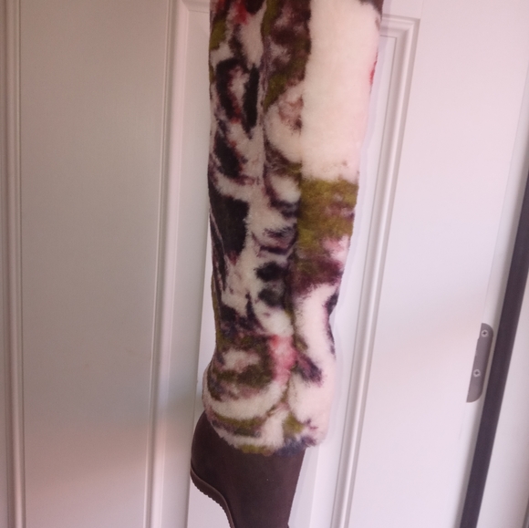 UGG Claire Tabouret Fluff Boot - Picture 4 of 9